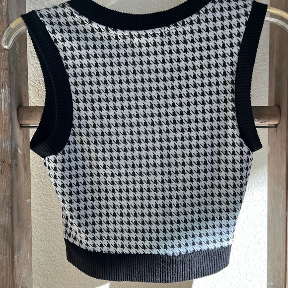 Liz & Sara Black and White Houndstooth Sweater Vest - Picture 2 of 3
